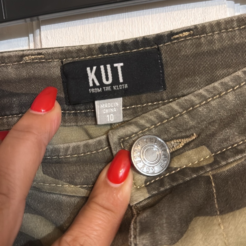 NWOT KUT from the Kloth Women's Ashton High rise Wide Leg Barrel, Camo in Olive - Picture 6 of 16